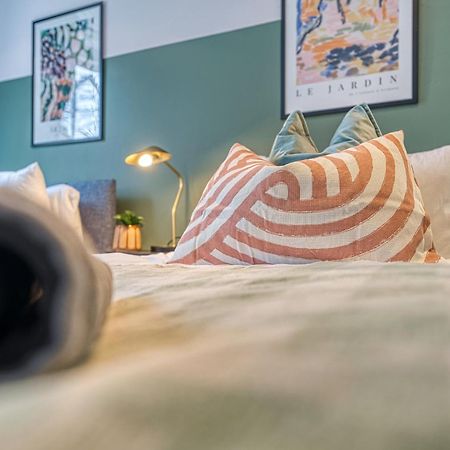 2 Bedroom Stylish Spacious Apt, Sleeps 6, Central Cheltenham, With Free Parking - By Blue Puffin Stays Buitenkant foto
