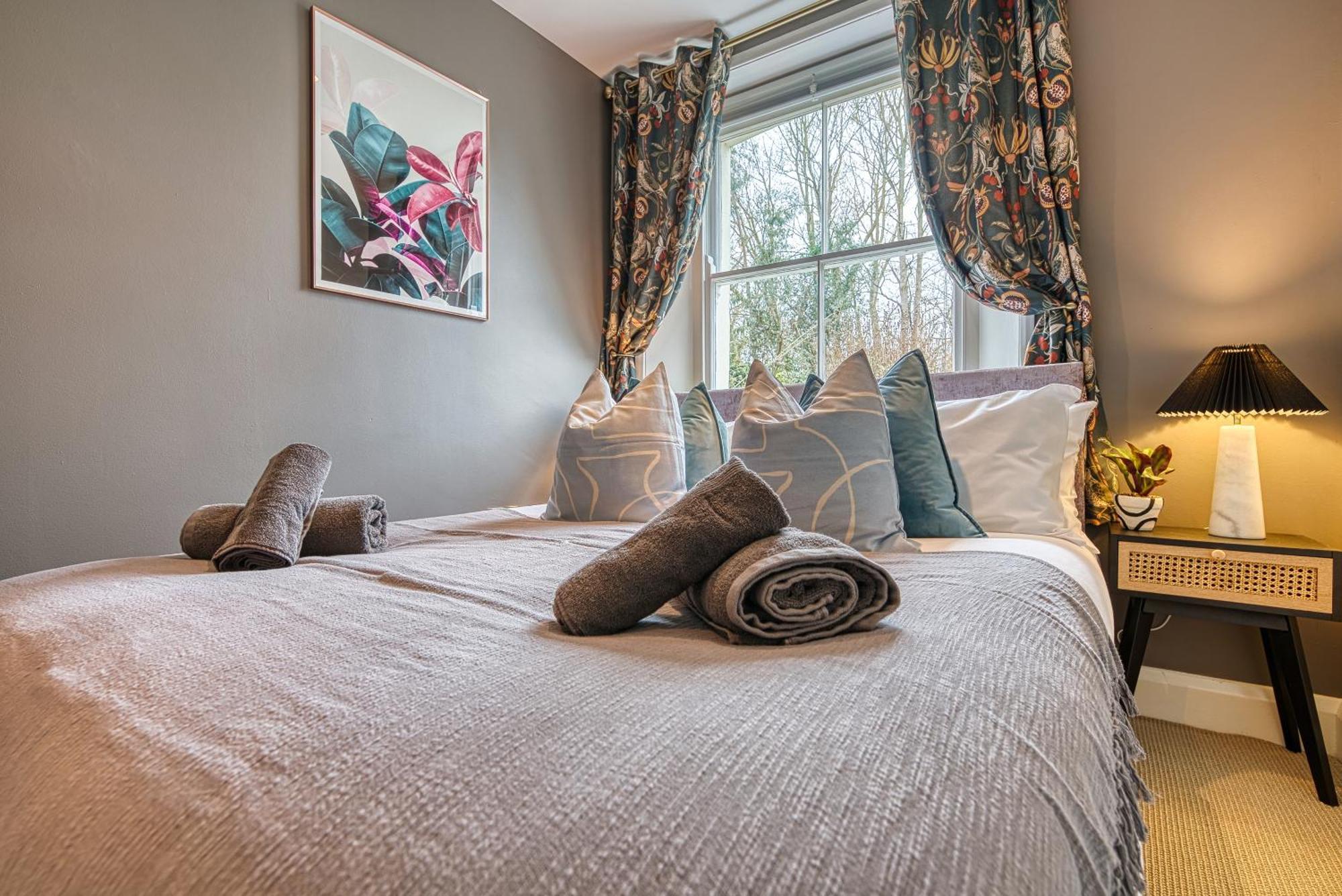 2 Bedroom Stylish Spacious Apt, Sleeps 6, Central Cheltenham, With Free Parking - By Blue Puffin Stays Buitenkant foto