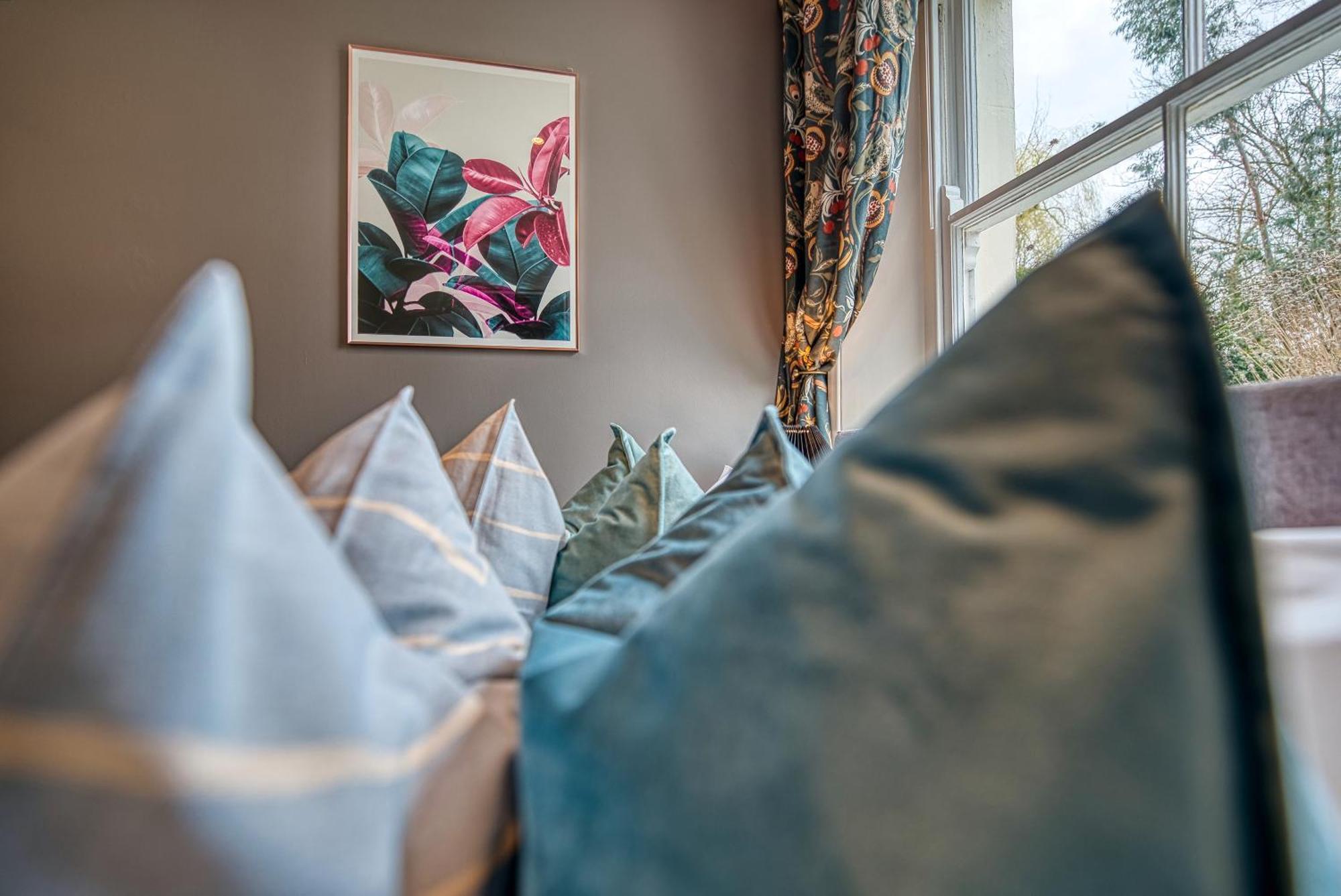 2 Bedroom Stylish Spacious Apt, Sleeps 6, Central Cheltenham, With Free Parking - By Blue Puffin Stays Buitenkant foto