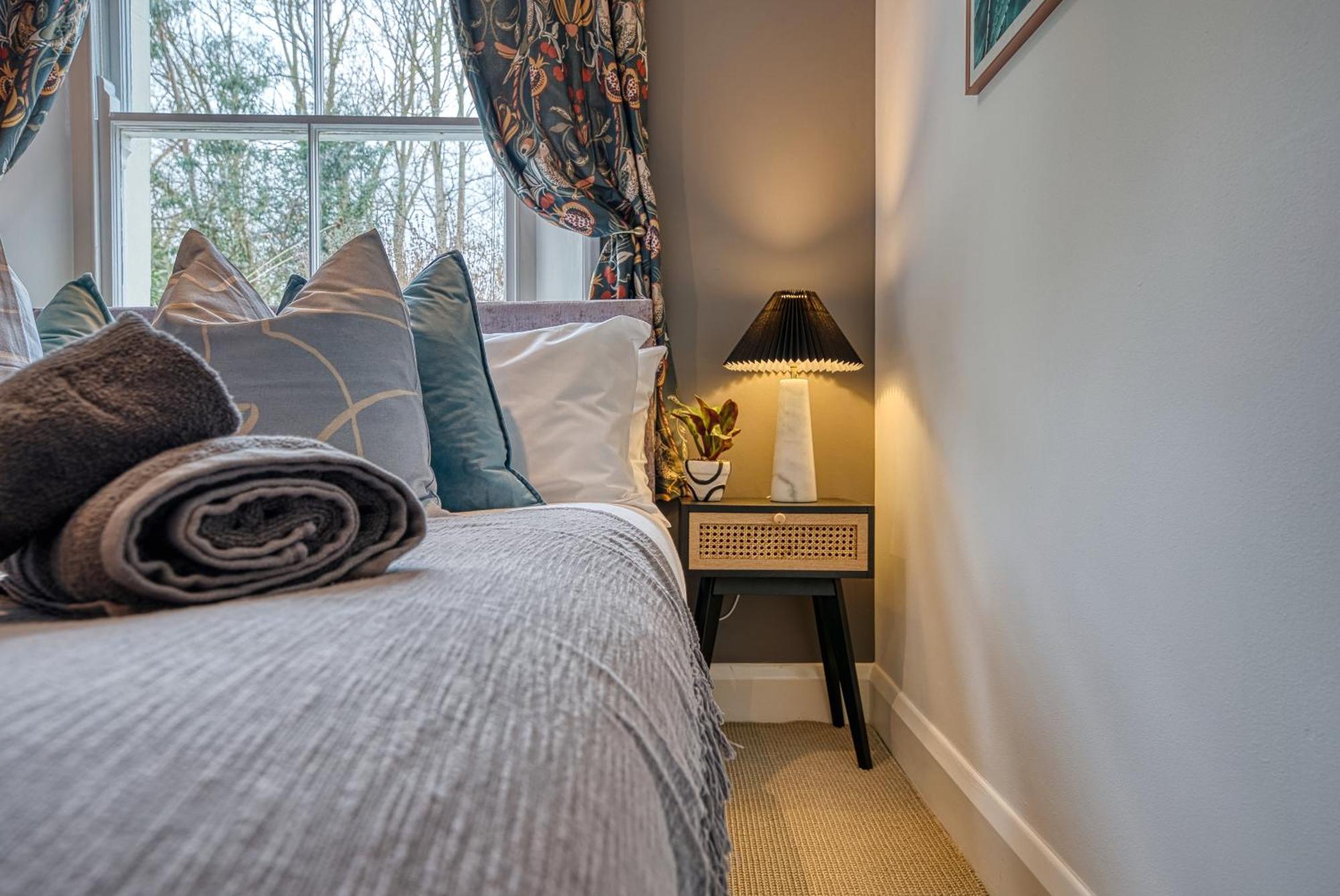 2 Bedroom Stylish Spacious Apt, Sleeps 6, Central Cheltenham, With Free Parking - By Blue Puffin Stays Buitenkant foto