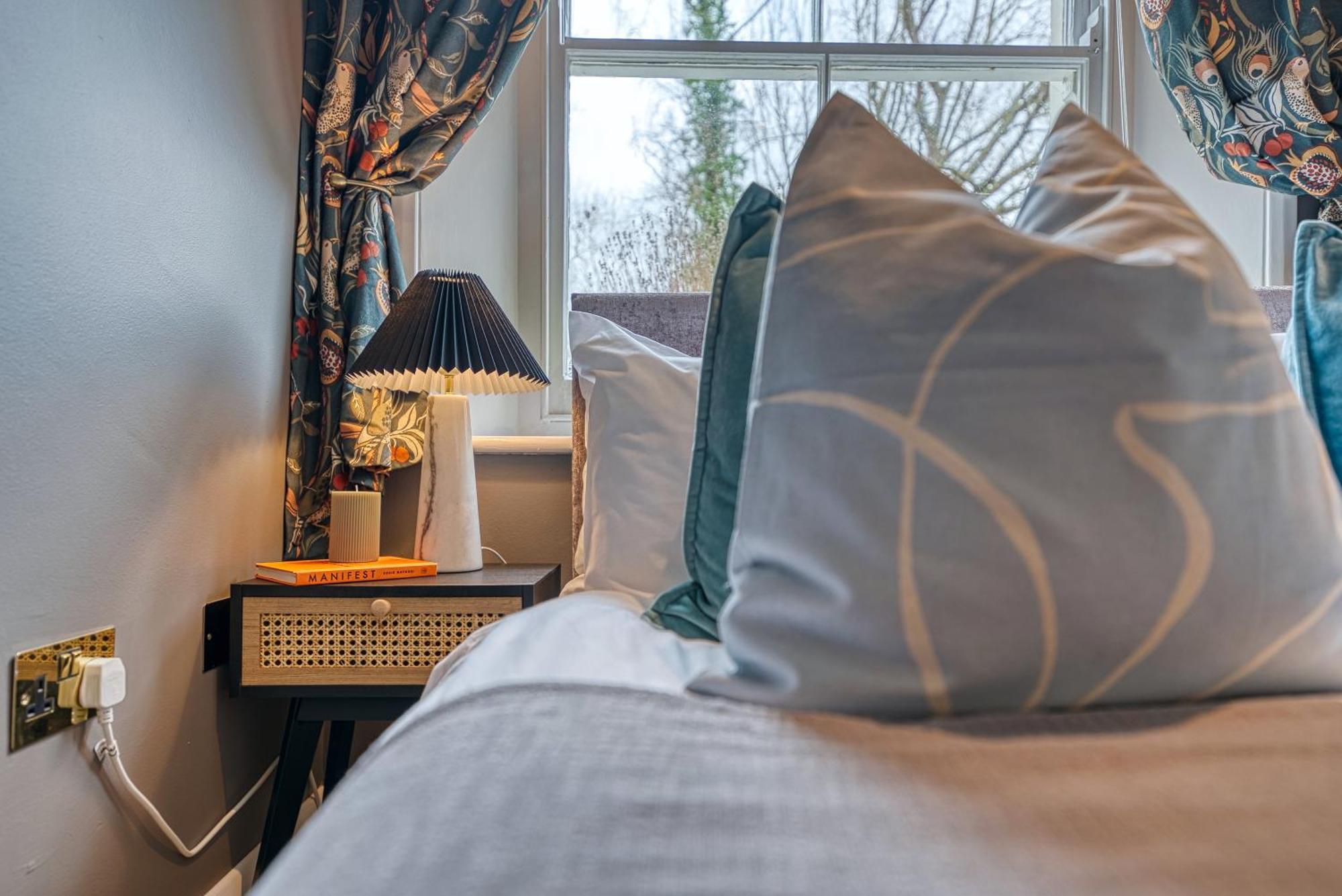 2 Bedroom Stylish Spacious Apt, Sleeps 6, Central Cheltenham, With Free Parking - By Blue Puffin Stays Buitenkant foto