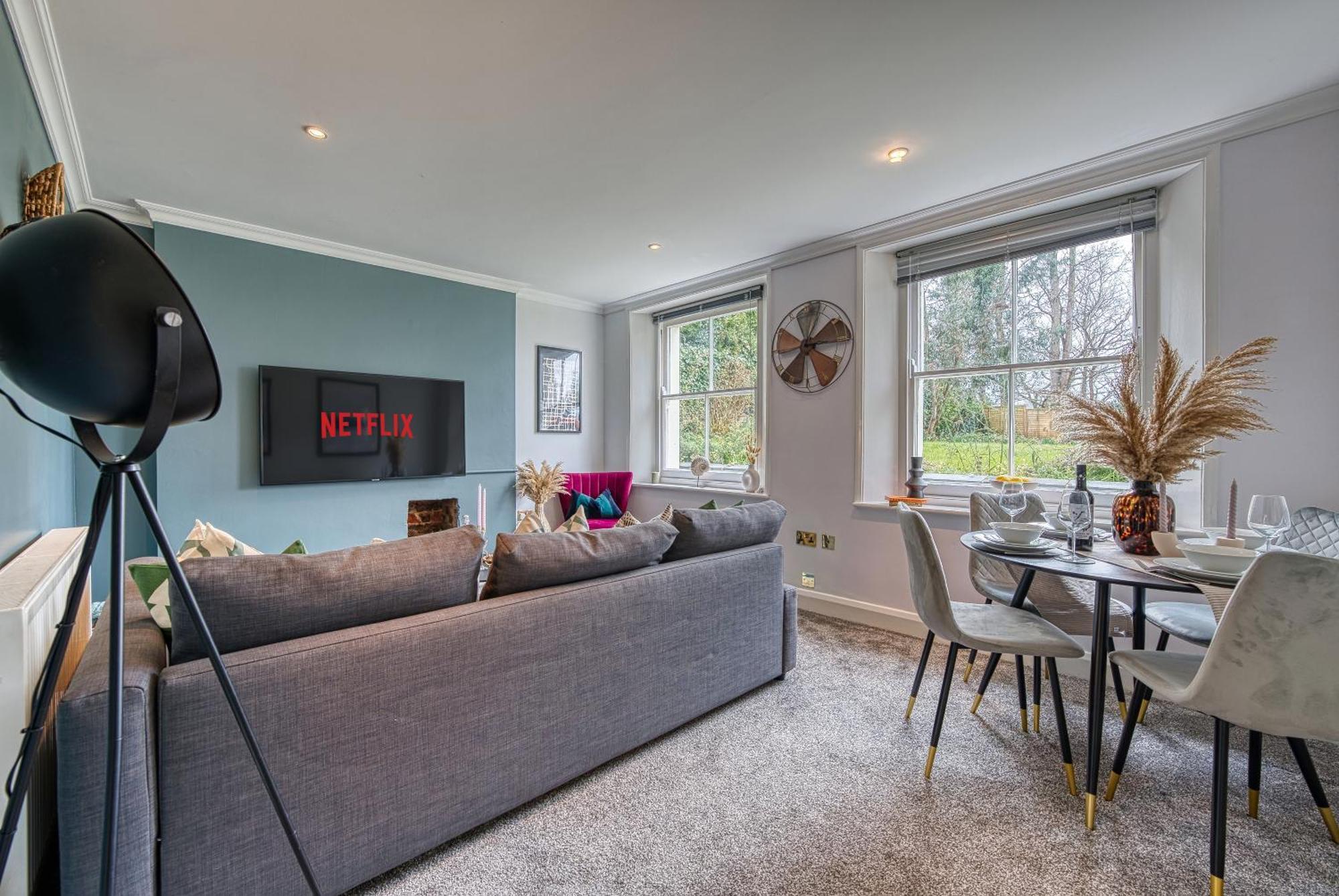 2 Bedroom Stylish Spacious Apt, Sleeps 6, Central Cheltenham, With Free Parking - By Blue Puffin Stays Buitenkant foto